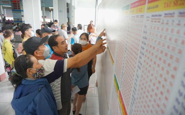 Vé tàu Tết 2026: Khách khó mua vé về miền Trung?