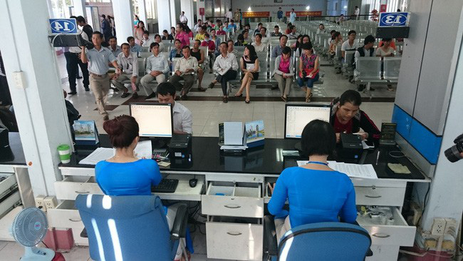 Người dân xếp hàng mua vé tàu tết 2023 Sài Gòn Nam Định tại ga